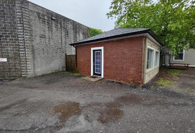 منزل غرفة نوم واحدة, The King George Inn