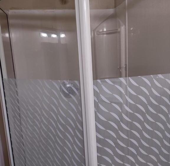 منزل غرفة نوم واحدة, The King George Inn