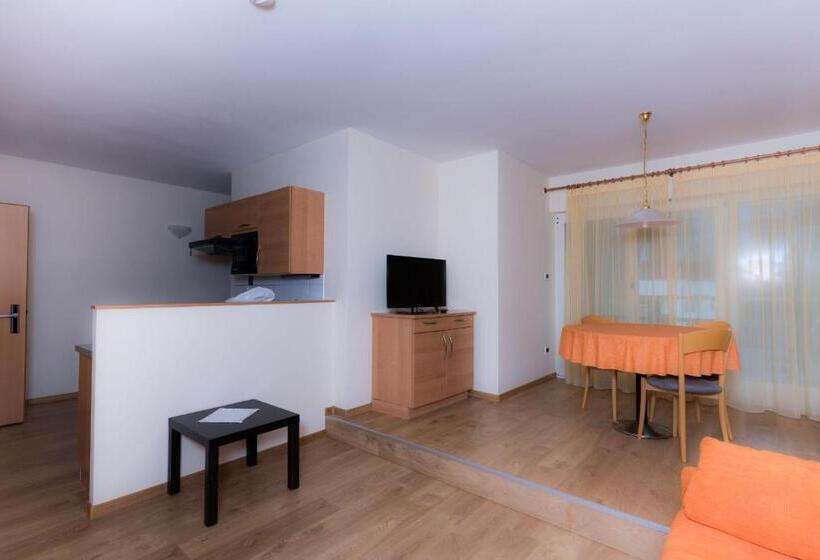 דירת חדר, Residence Martha