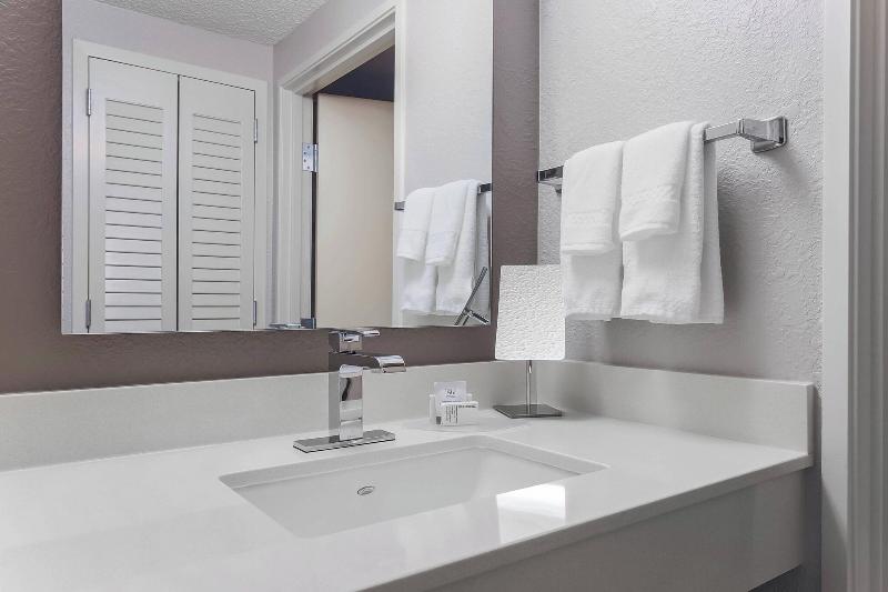חדר סטנדרט עם מיטת קינג, Courtyard Tampa Brandon