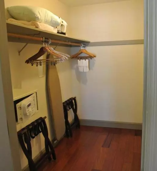 سوییت, Cow Hollow Inn And Suites
