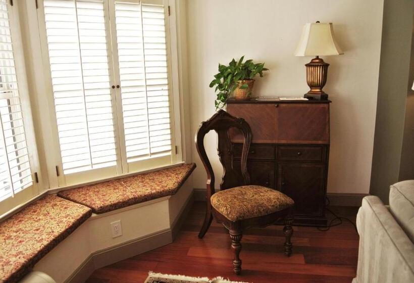 מיטת קינג בסוויטה, Cow Hollow Inn And Suites