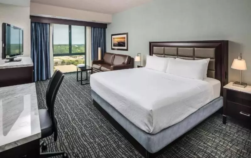 اتاق استاندارد با تخت دو نفره بزرگ برای معلولان, Crowne Plaza Springfield Convention Center, An Ihg