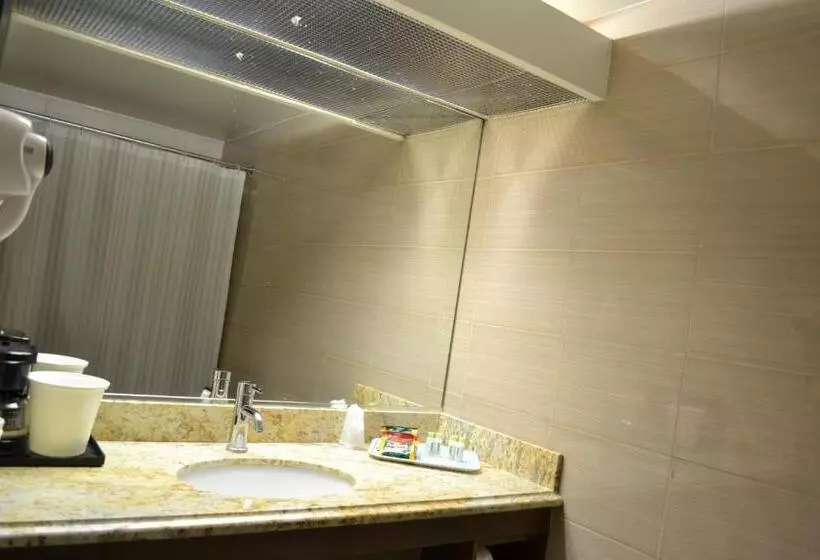 اتاق لوکس با تخت بزرگ, La Crystal Hotel  Los Angeles Long Beach Area
