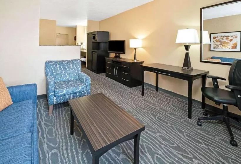 キングサイズベッドのエクゼクティブルーム, La Quinta By Wyndham Logan