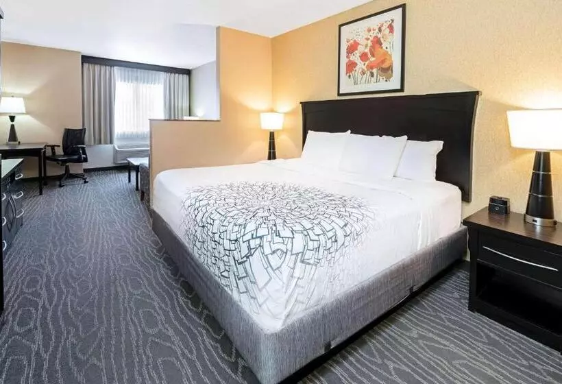 キングサイズベッドのエクゼクティブルーム, La Quinta By Wyndham Logan