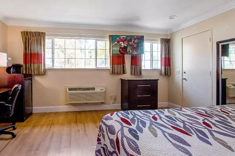 Deluxe-huone King-vuode, Red Roof Inn & Suites Monterey