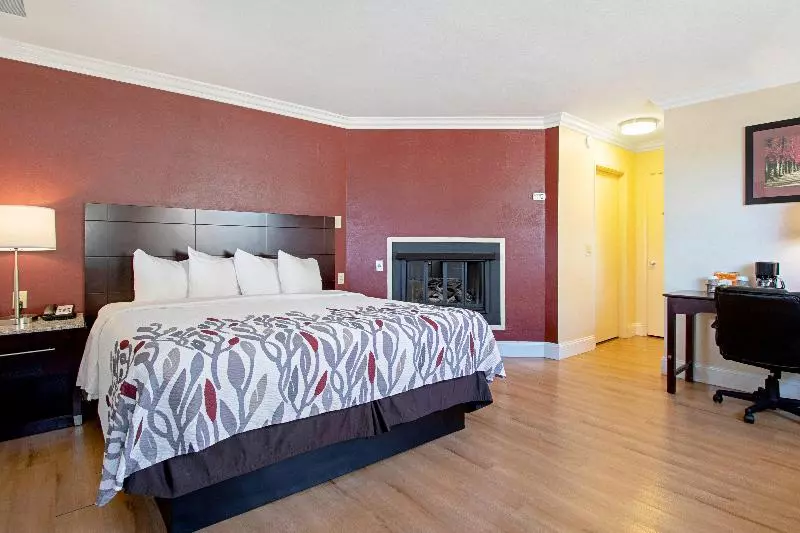 Sviitti King-vuode, Red Roof Inn & Suites Monterey