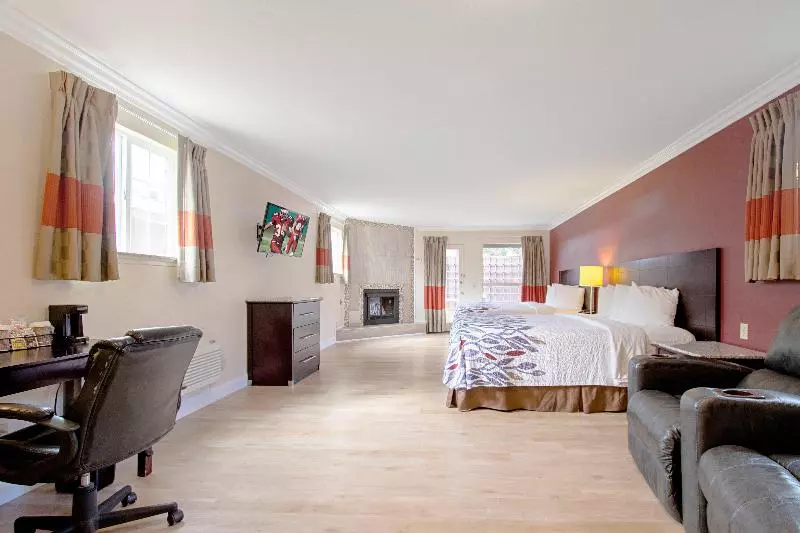 Sviitti King-vuode, Red Roof Inn & Suites Monterey