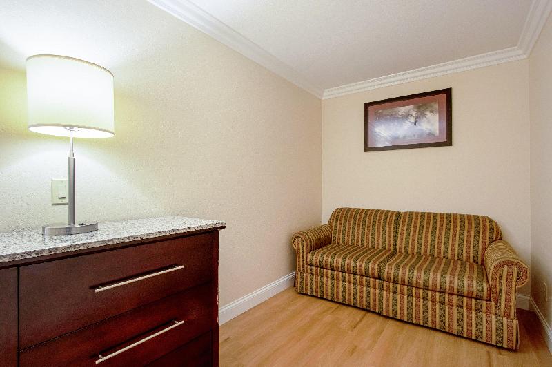 Люкс Кровать Кинг, Red Roof Inn & Suites Monterey