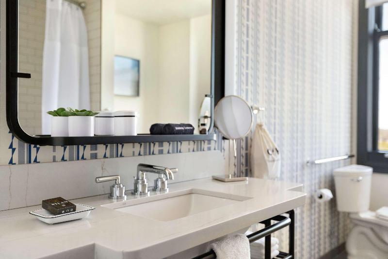 Büyük Çift Kişilik Yataklı Süit, The Central Station Memphis, Curio Collection By Hilton