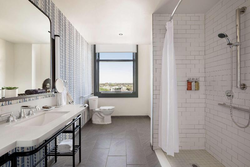 Büyük Çift Kişilik Yataklı Süit, The Central Station Memphis, Curio Collection By Hilton