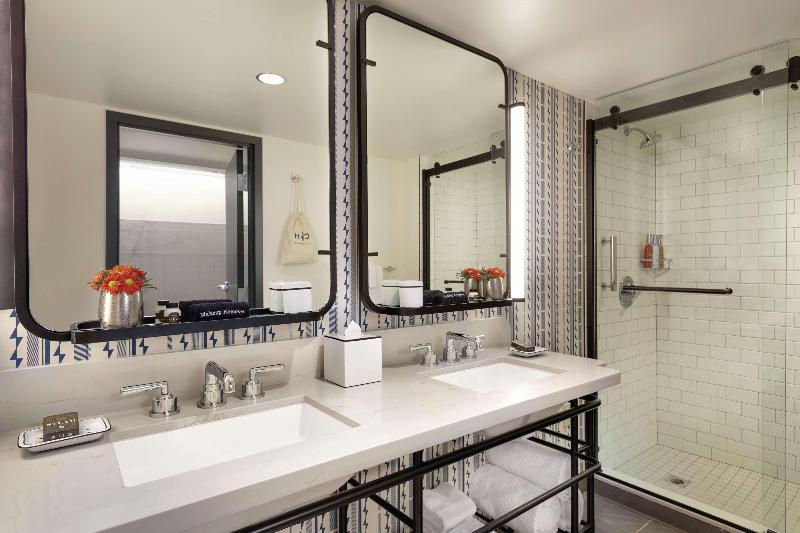 Büyük Çift Kişilik Yataklı Süit, The Central Station Memphis, Curio Collection By Hilton