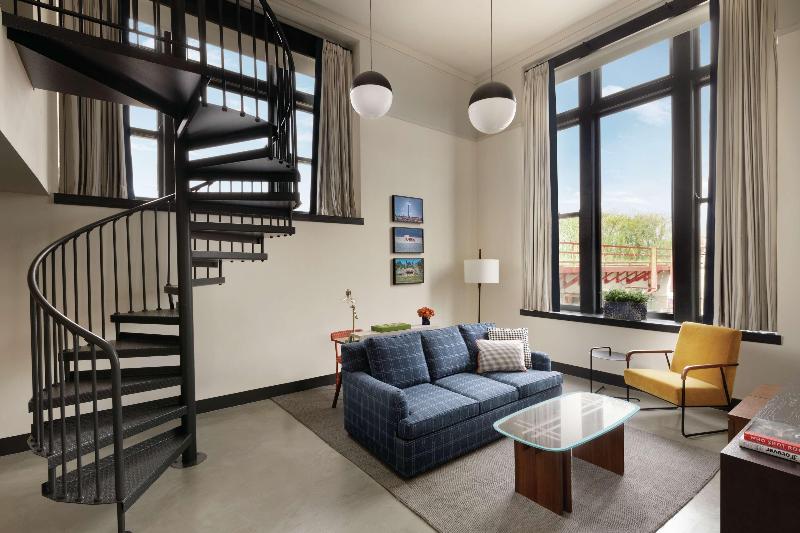 Büyük Çift Kişilik Yataklı Süit, The Central Station Memphis, Curio Collection By Hilton