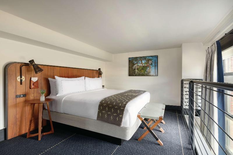 Büyük Çift Kişilik Yataklı Süit, The Central Station Memphis, Curio Collection By Hilton