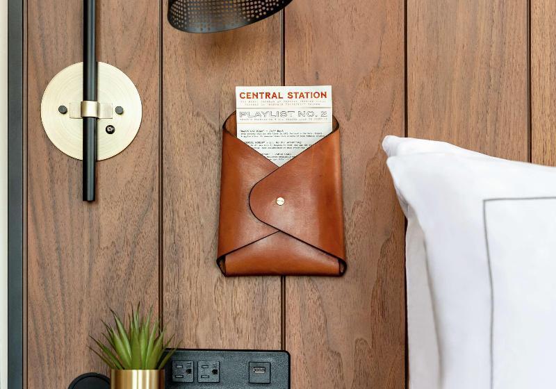 Büyük Çift Kişilik Yataklı Süit, The Central Station Memphis, Curio Collection By Hilton