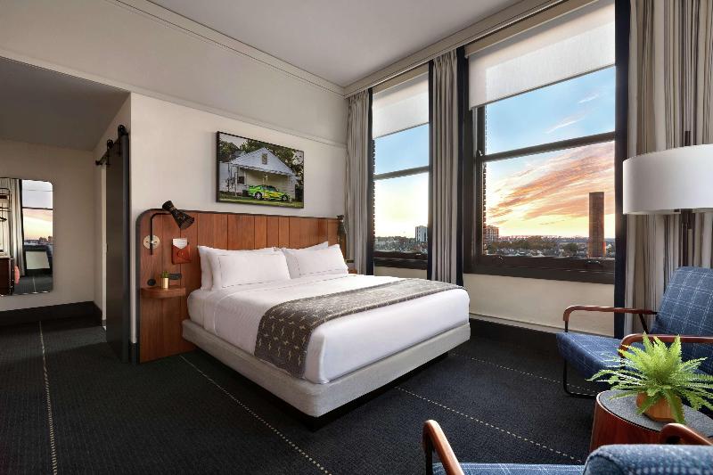 Büyük Çift Kişilik Yataklı Standart Oda, The Central Station Memphis, Curio Collection By Hilton