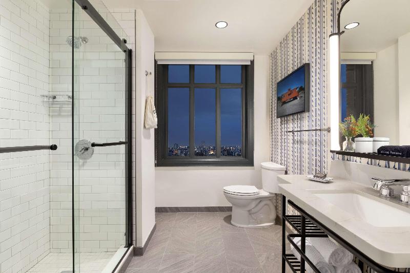 Büyük Çift Kişilik Yataklı Standart Oda, The Central Station Memphis, Curio Collection By Hilton