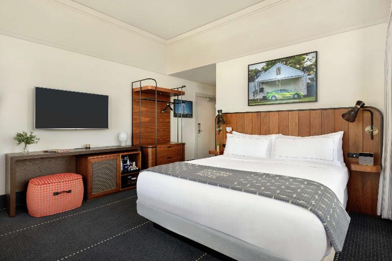 Büyük Çift Kişilik Yataklı Standart Oda, The Central Station Memphis, Curio Collection By Hilton