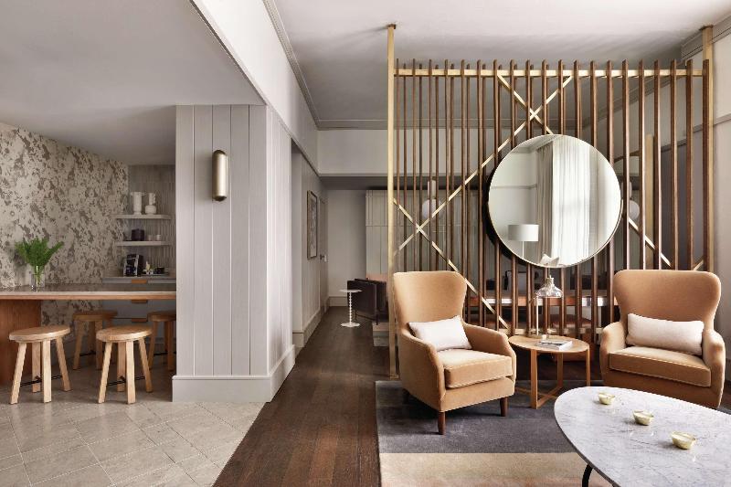 Büyük Çift Kişilik Yataklı Süit, The Central Station Memphis, Curio Collection By Hilton