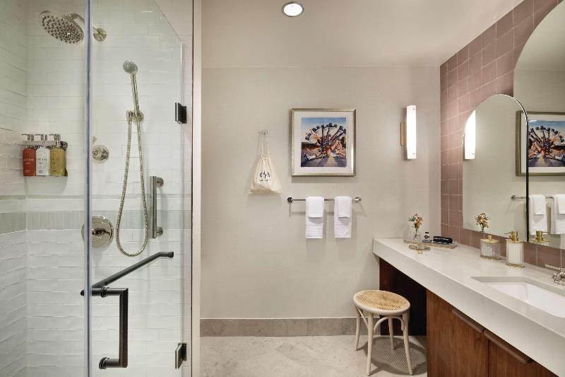 Büyük Çift Kişilik Yataklı Süit, The Central Station Memphis, Curio Collection By Hilton