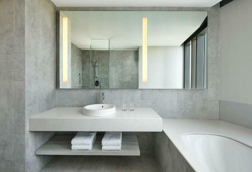 Junior Suite Cama King, Four Points By Sheraton Surabaya, Pakuwon Indah