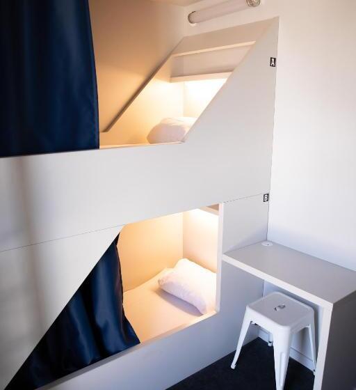 غرفة عائلية, The People   Tours