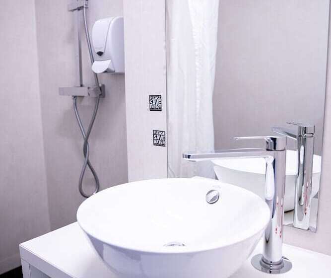 سرير فى غرفة مشتركه, The People   Tours