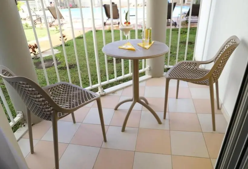 اتاق استاندارد با چشم‌انداز استخر, Hôtel Saint Georges