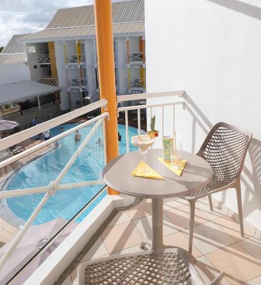 اتاق استاندارد سه تخته با چشمانداز استخر, Hôtel Saint Georges