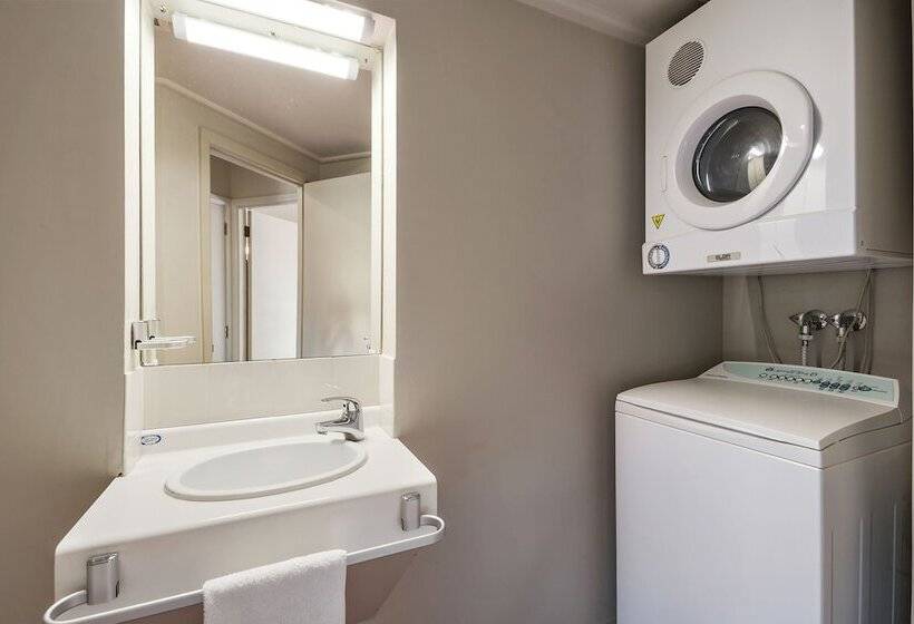 דירת שלושה חדרים, The Village Resort