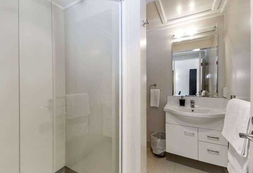 דירת שלושה חדרים, The Village Resort