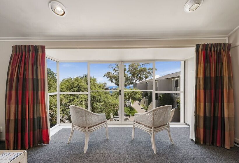 דירת שלושה חדרים, The Village Resort