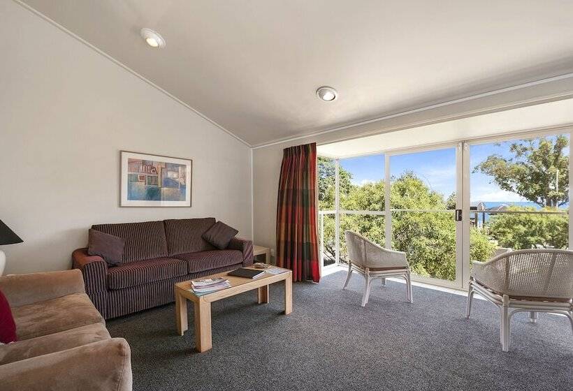 דירת שלושה חדרים, The Village Resort