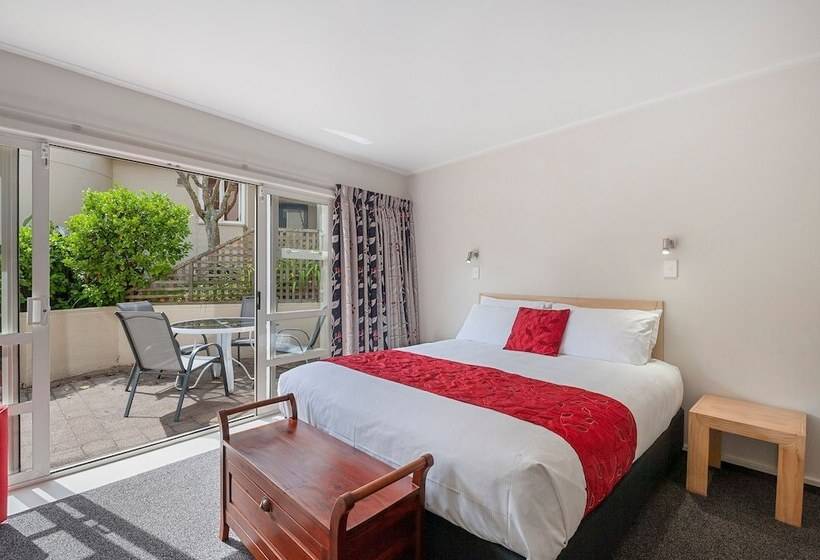 דירת שלושה חדרים, The Village Resort