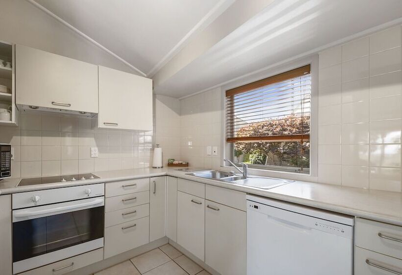 דירת 2 חדרי שינה עם נוף לגינה, The Village Resort