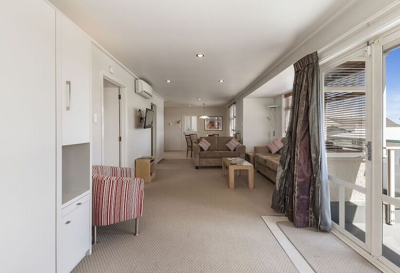 סוויטה, The Village Resort