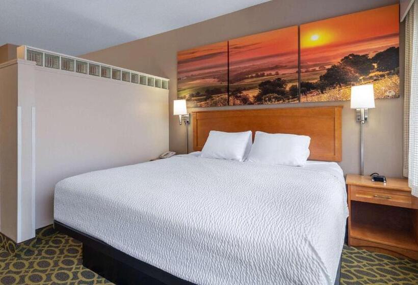 스위트 킹사이즈 침대, Days Inn & Suites By Wyndham Madison