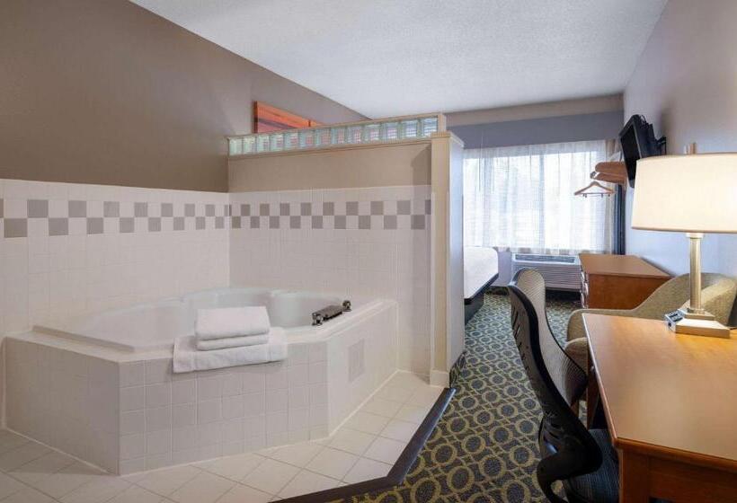 스위트 킹사이즈 침대, Days Inn & Suites By Wyndham Madison