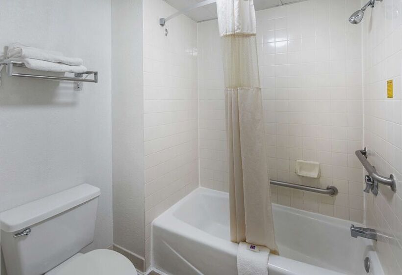 غرفه قياسيه سريرين مزدوجين, Rodeway Inn