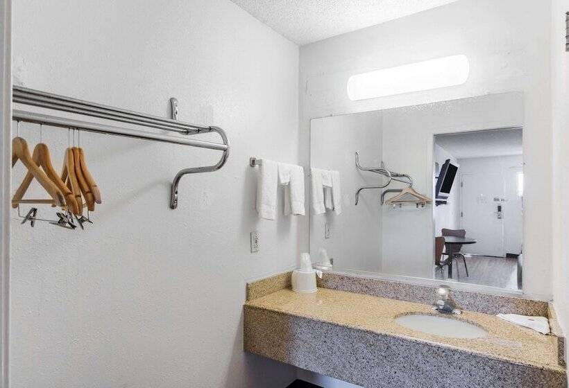 غرفه قياسيه سريرين مزدوجين, Rodeway Inn