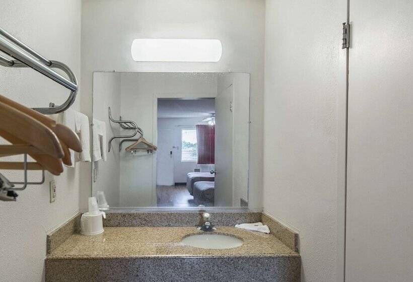 غرفه قياسيه سريرين مزدوجين, Rodeway Inn