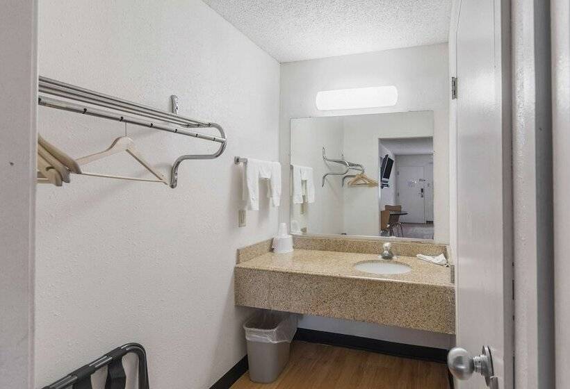 غرفه قياسيه سريرين مزدوجين, Rodeway Inn