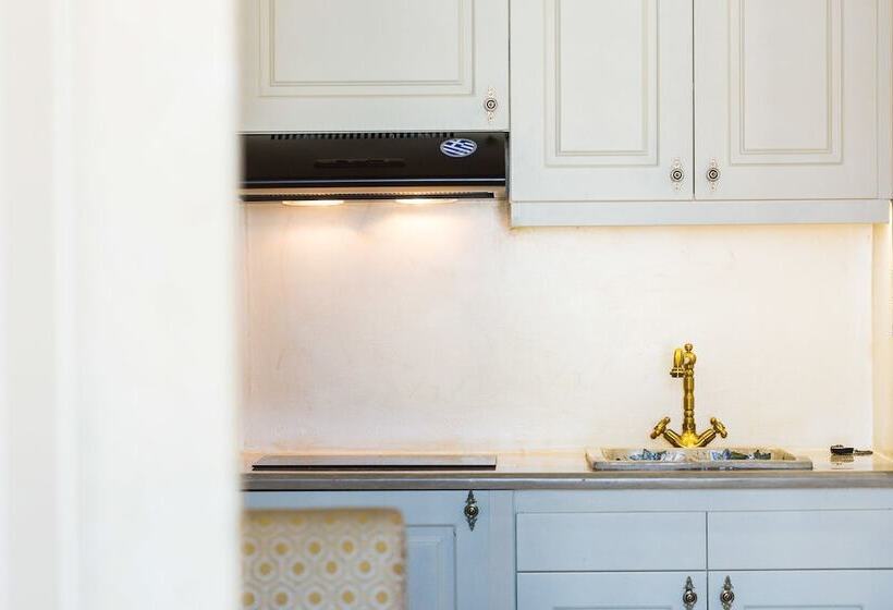 جناح مطلّ علي حمام السباحة, Phaedra Suites