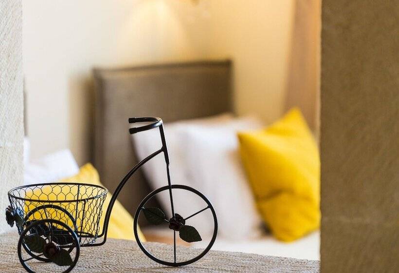 جناح مطلّ علي حمام السباحة, Phaedra Suites