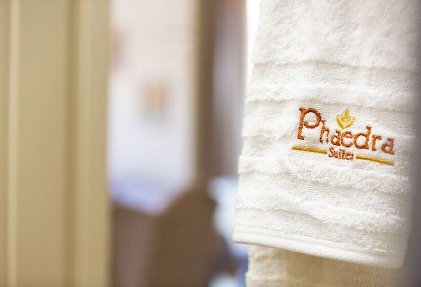 جناح مطلّ علي حمام السباحة, Phaedra Suites