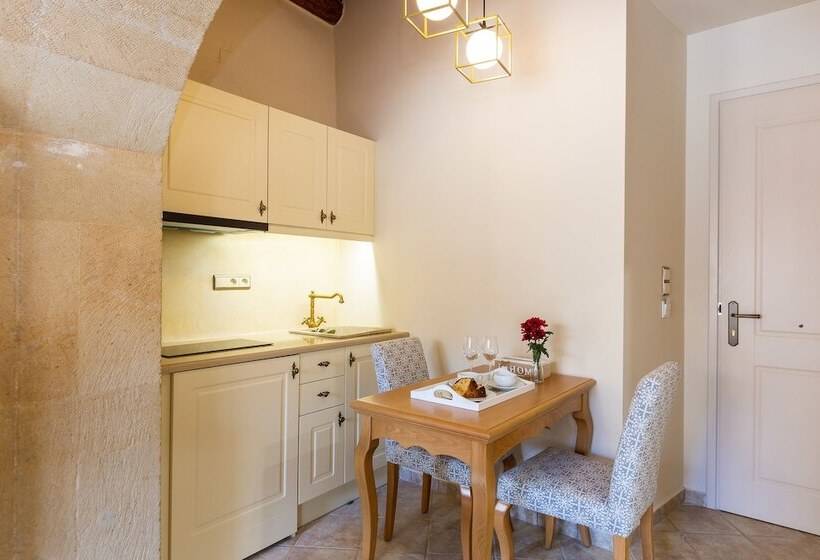 Suite cu Vedere la Piscină, Phaedra Suites