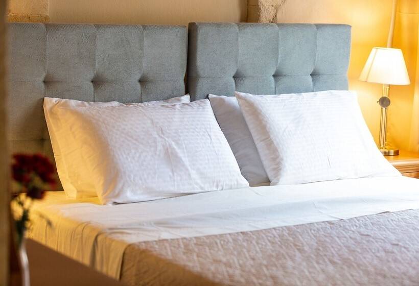 جناح مطلّ علي حمام السباحة, Phaedra Suites