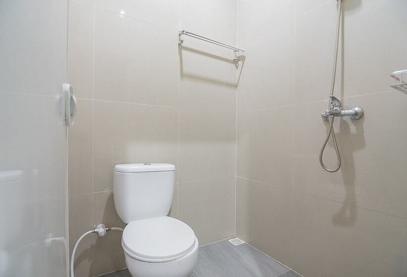 Номер Deluxe, Reddoorz Near Ambarukmo Yogyakarta 2