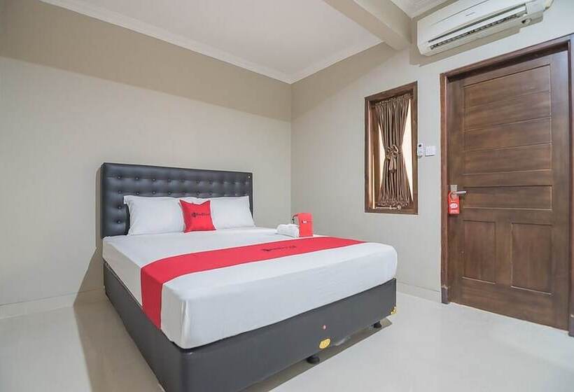 Номер Deluxe, Reddoorz Near Ambarukmo Yogyakarta 2
